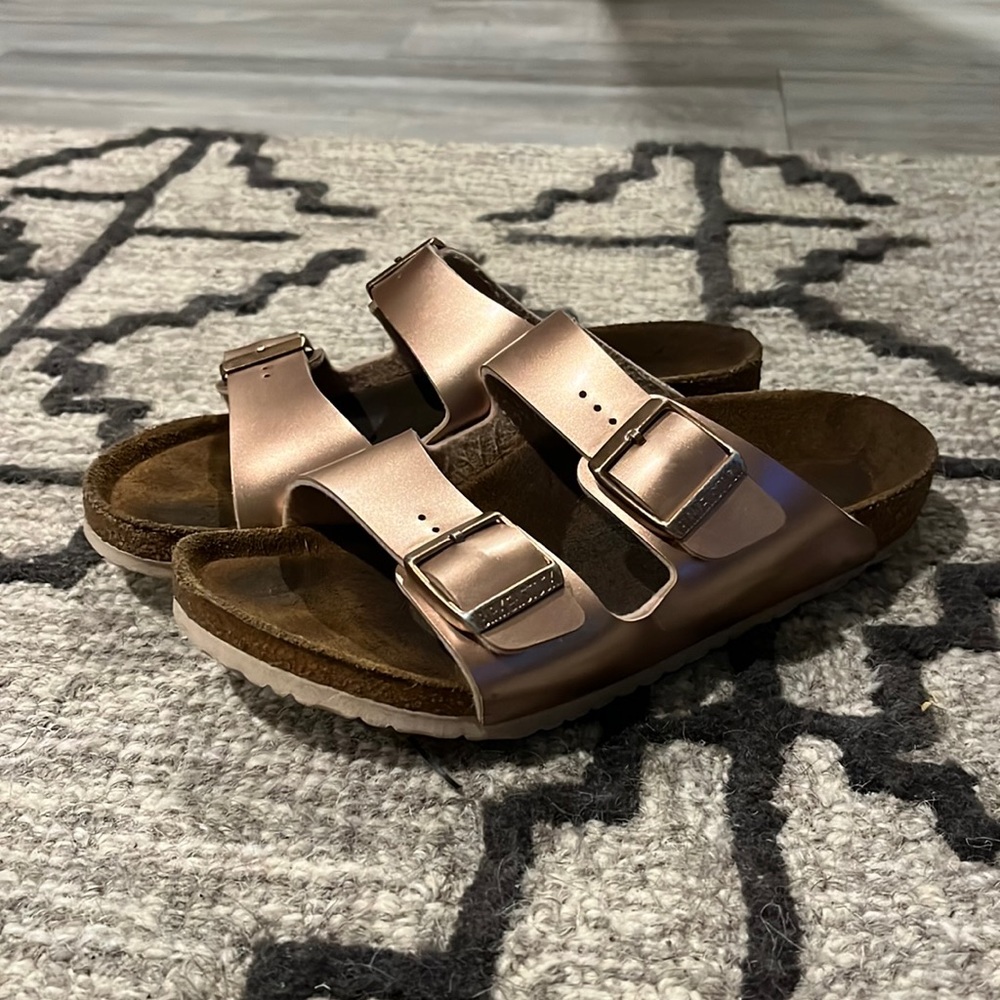 Girls Birkenstocks in rose gold